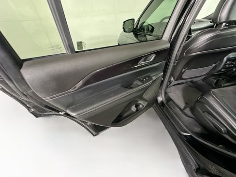 Used 2023 Jeep Grand Cherokee L Laredo image 27