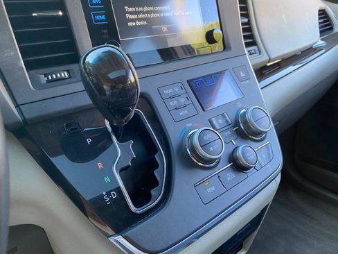Used 2015 Toyota Sienna XLE Premium FWD image 63