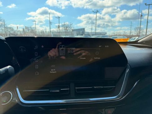 Used 2024 Chevrolet Trax RS w/ Sunroof Package image 19