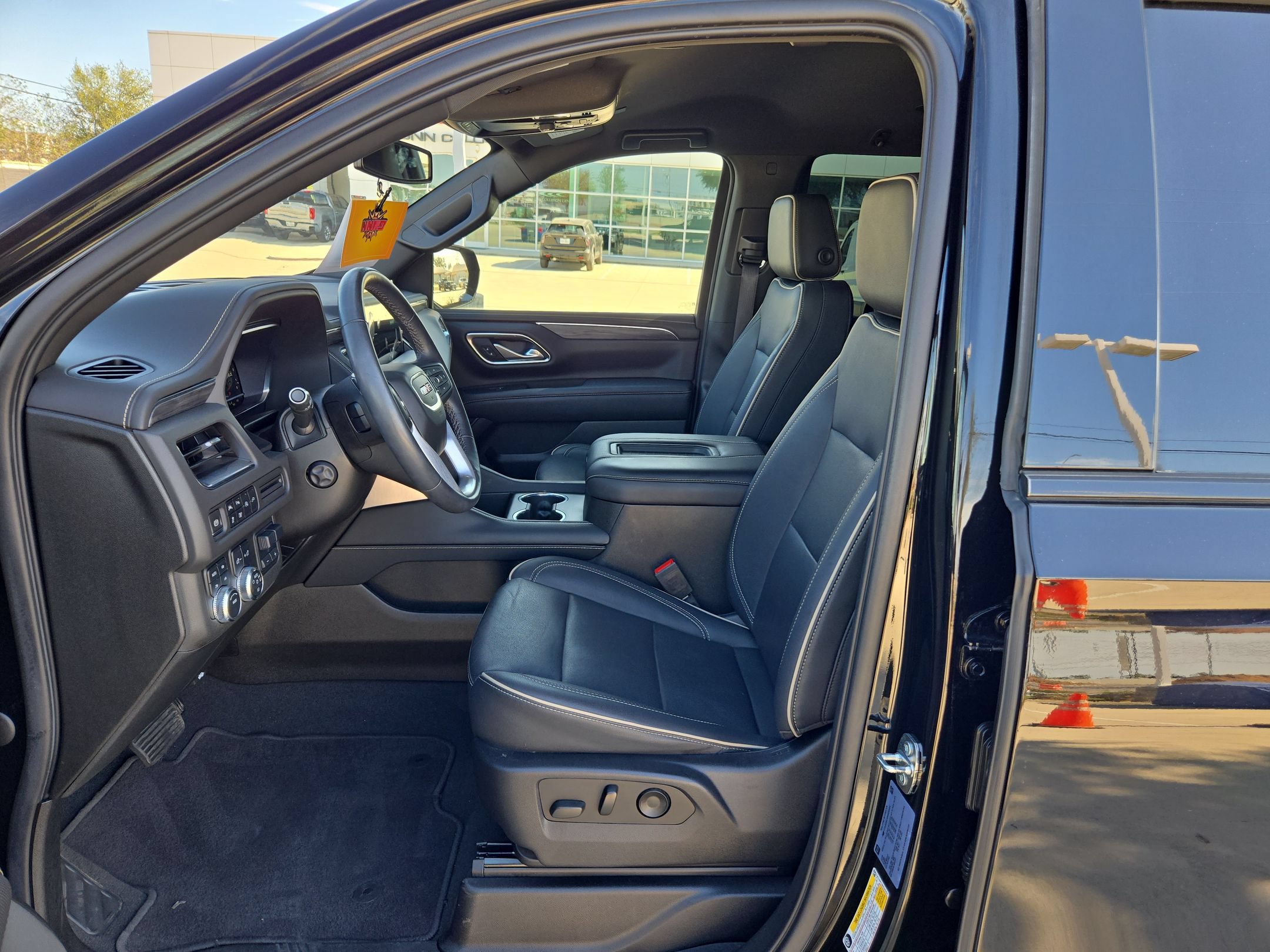 Certified 2022 GMC Yukon SLT w/ SLT Luxury Package AWD/4WD image 9