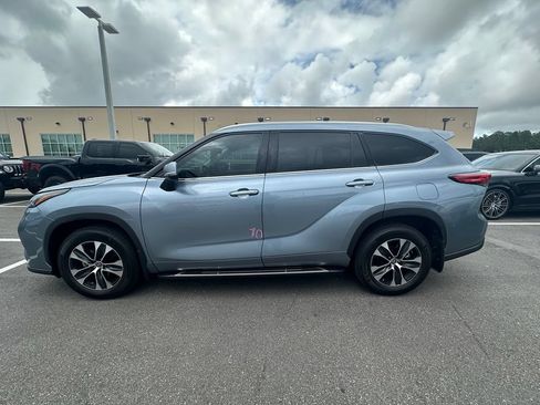 Used 2021 Toyota Highlander XLE AWD/4WD image 4
