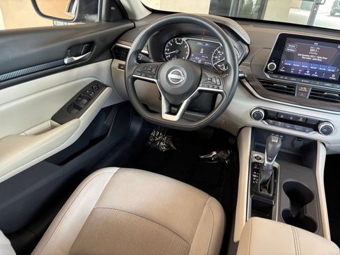 Used 2025 Nissan Altima 2.5 SV FWD image 29