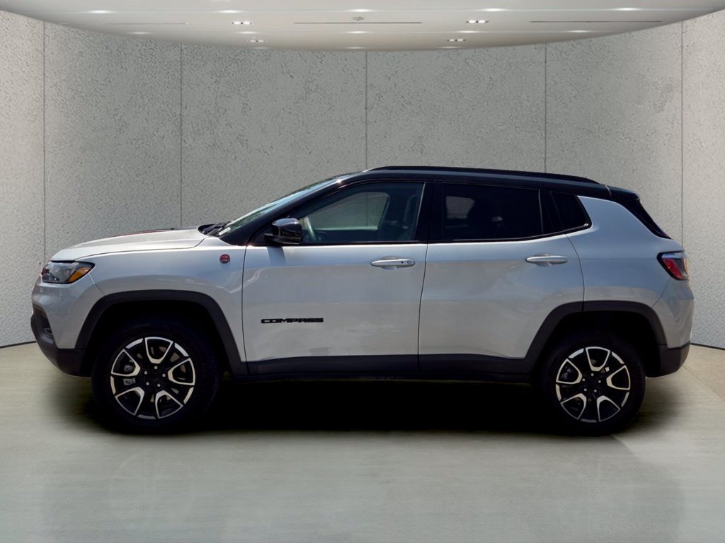 Used 2024 Jeep Compass Trailhawk AWD/4WD image 2
