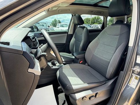 Used 2022 Volkswagen Taos SE FWD image 8