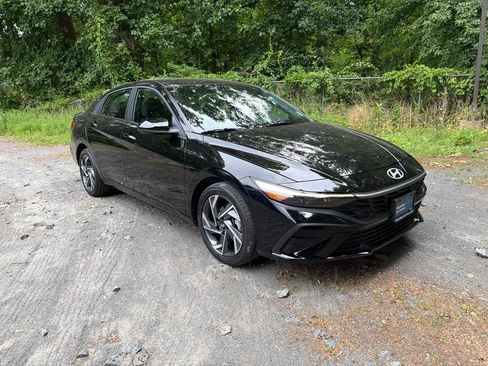 Certified 2025 Hyundai Elantra SEL FWD image 2