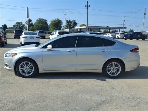 Used 2018 Ford Fusion SE image 2
