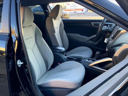 Used 2013 Hyundai Veloster w/Gray Int image 9