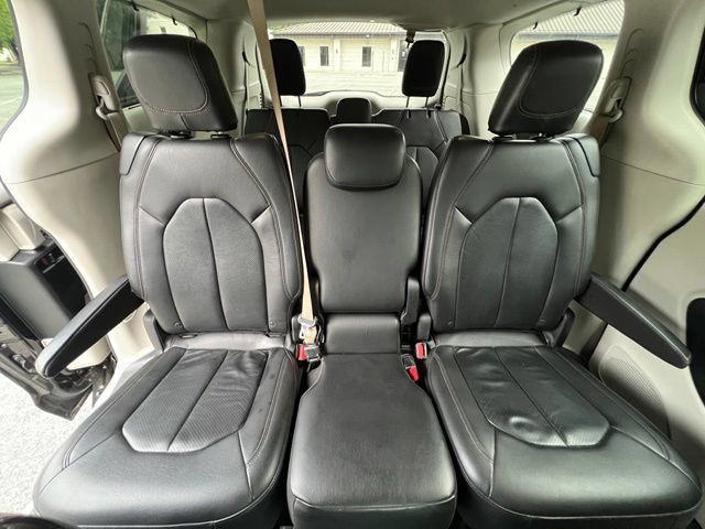 Used 2018 Chrysler Pacifica Touring-L FWD image 22