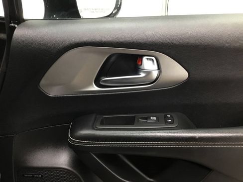 Used 2022 Chrysler Pacifica Limited w/ S Appearance Package FWD image 23