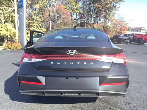 New 2025 Hyundai Elantra Limited image 5