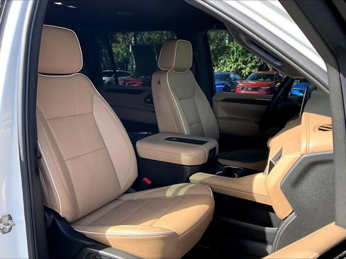 Used 2024 Chevrolet Suburban Premier image 9