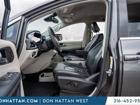 Used 2022 Chrysler Pacifica Touring-L image 5