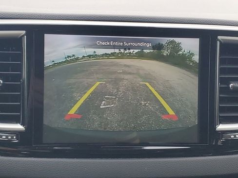 Used 2023 Chrysler Pacifica Touring-L image 17