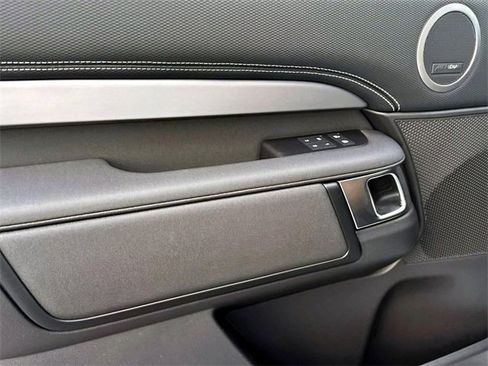 New 2025 Land Rover Discovery Dynamic SE image 15