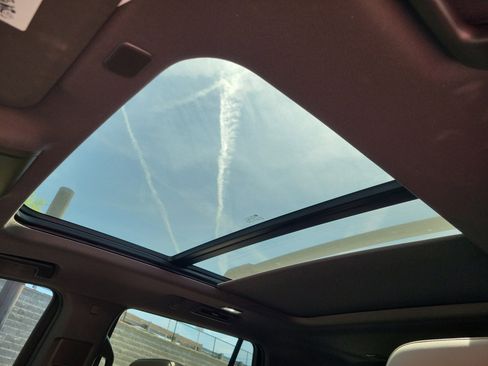 Used 2022 Chevrolet Tahoe Z71 w/ Luxury Package image 8