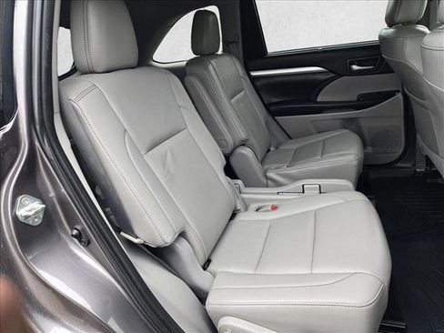 Used 2019 Toyota Highlander XLE image 21