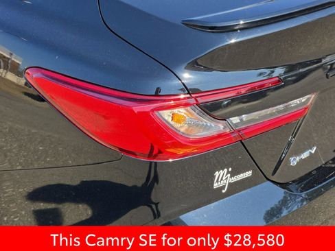 Used 2025 Toyota Camry SE w/ Convenience Package image 40