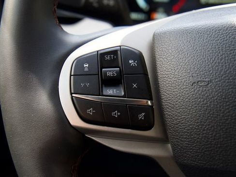 Used 2025 Ford Explorer Active AWD/4WD image 18