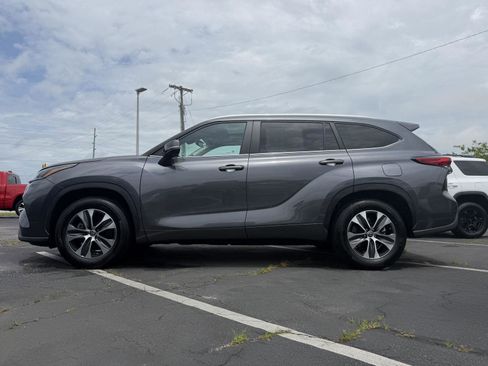 Used 2023 Toyota Highlander XLE FWD image 4