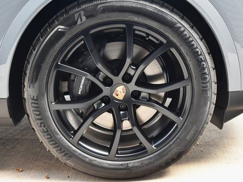 Certified 2025 Porsche Cayenne image 12