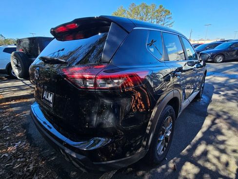 Used 2024 Nissan Rogue S image 10