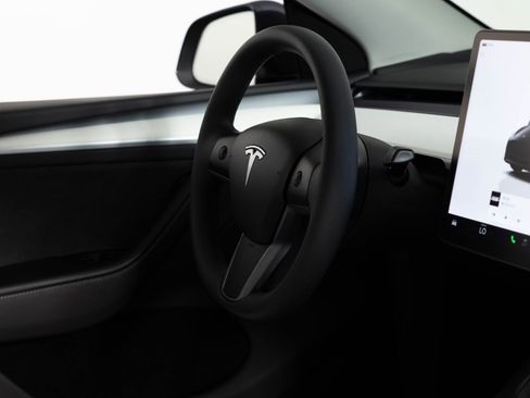 Used 2024 Tesla Model Y Long Range AWD/4WD image 25