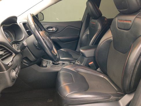 Used 2019 Jeep Cherokee Trailhawk w/ Comfort/Convenience Group AWD/4WD image 17