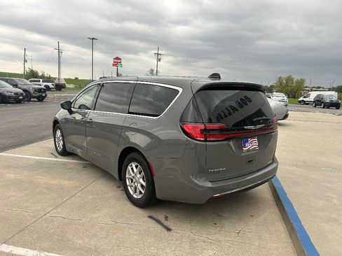 Used 2025 Chrysler Pacifica Select FWD image 3