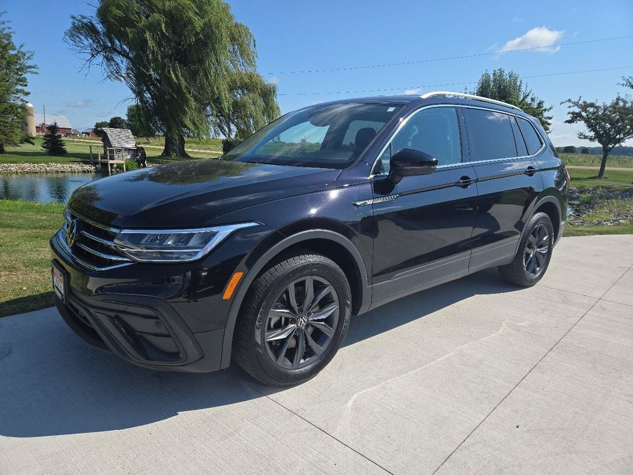 Used 2023 Volkswagen Tiguan SE AWD/4WD image 1