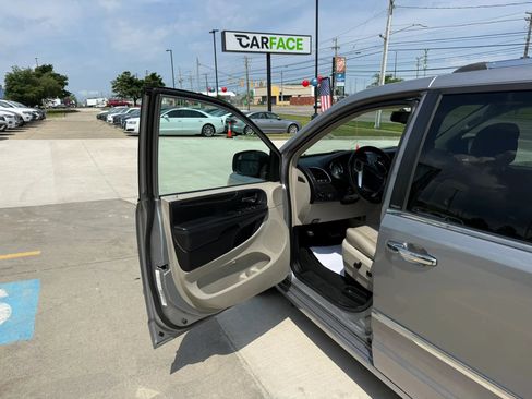 Used 2013 Chrysler Town & Country Limited w/ Luxury Group FWD image 19