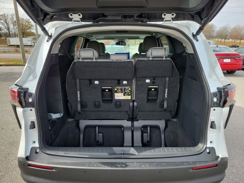 New 2026 Toyota Sienna XLE image 10