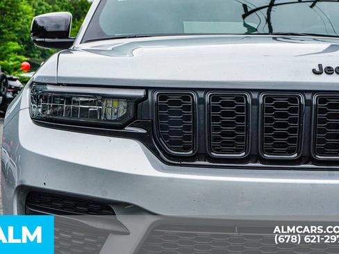 Used 2025 Jeep Grand Cherokee Altitude AWD/4WD image 11