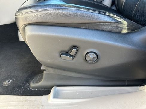 Used 2018 Chrysler Pacifica Touring-L image 13