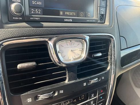 Used 2016 Chrysler Town & Country Touring w/ Driver Convenience Group FWD image 21