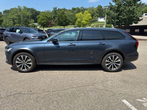 Certified 2025 Volvo V90 B6 Cross Country Plus AWD/4WD image 6