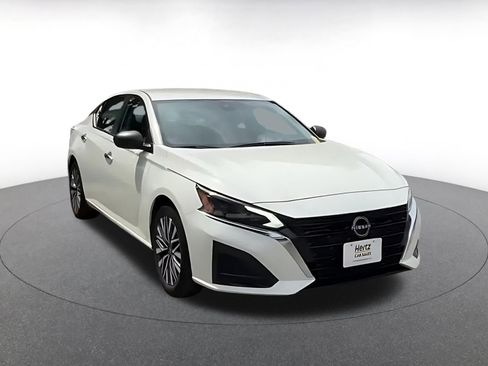 Used 2025 Nissan Altima 2.5 SV FWD image 3