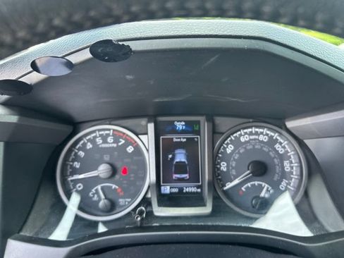 Used 2022 Toyota Tacoma TRD Off-Road w/ Technology Package AWD/4WD image 23