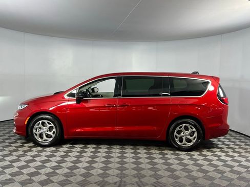 Certified 2024 Chrysler Pacifica Limited image 10