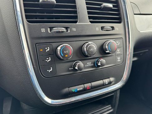 Used 2018 Dodge Grand Caravan SE FWD image 19