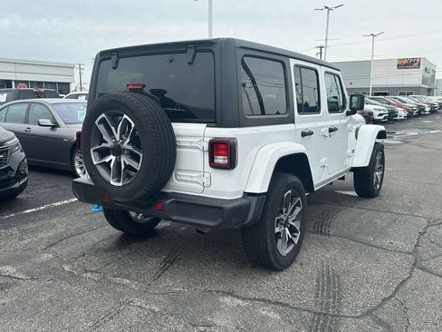 Used 2024 Jeep Wrangler Unlimited w/ Convenience Group AWD/4WD image 4
