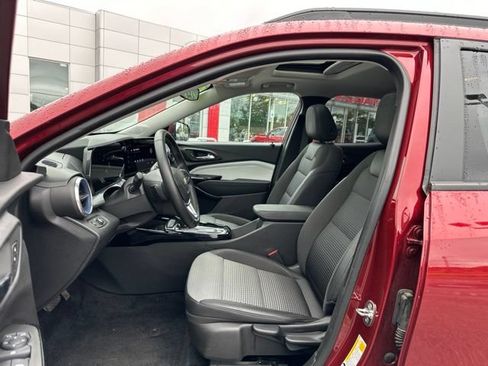 Used 2024 Chevrolet Trax LT w/ Sunroof Package FWD image 10