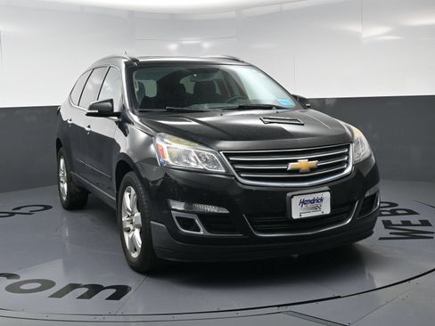 Used 2017 Chevrolet Traverse LT w/ Style and Technology Package AWD/4WD image 3