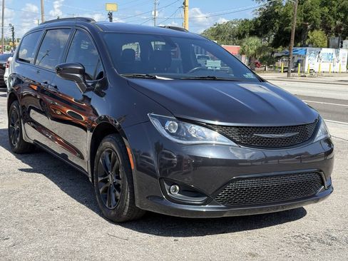 Used 2020 Chrysler Pacifica Touring-L AWD/4WD image 9
