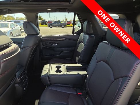 Used 2025 Honda Pilot Black Edition image 10