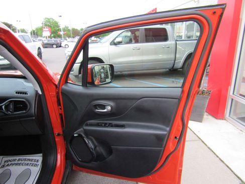 Used 2020 Jeep Renegade Altitude FWD image 10