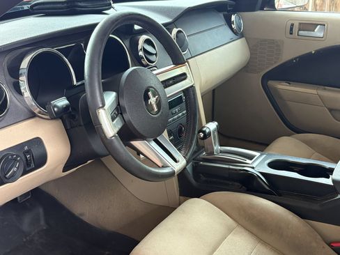 Used 2009 Ford Mustang Convertible RWD image 2