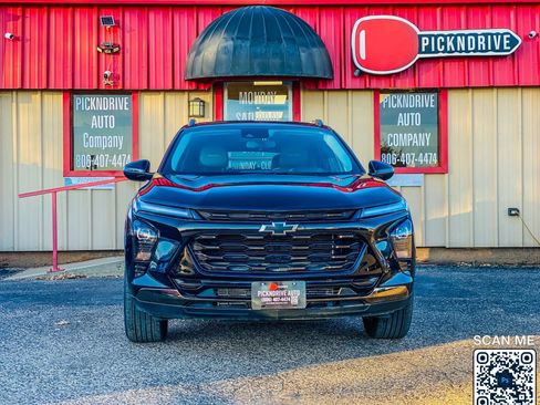 Used 2025 Chevrolet Trax ACTIV w/ Sunroof Package image 3