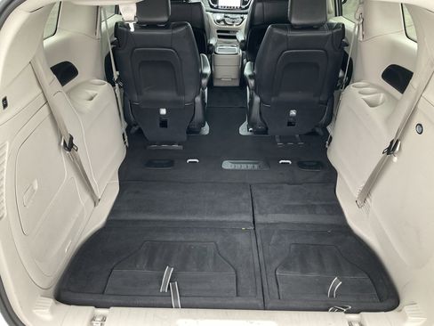 Used 2024 Chrysler Pacifica Select image 40