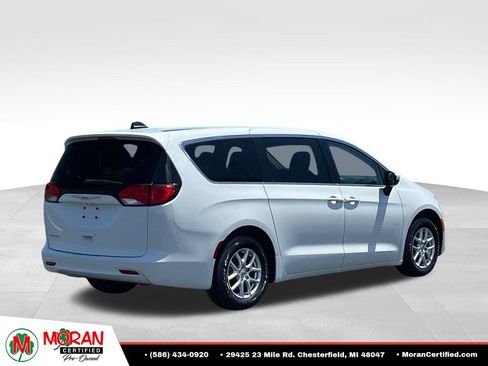 Used 2021 Chrysler Voyager LX FWD image 5