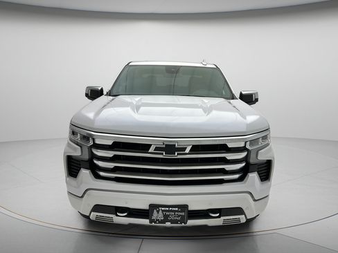 Used 2024 Chevrolet Silverado 1500 High Country w/ High Country Premium Package AWD/4WD image 3